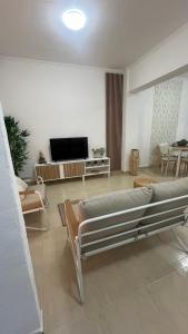 Una sala de estar con un sofá y un televisor de pantalla plana. en Casa Anita, en Fuengirola