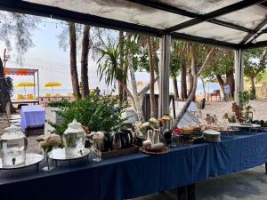 ein blauer Tisch mit Essen und Blumen drauf in der Unterkunft Long Beach Club Krabi in Klong Muang Beach