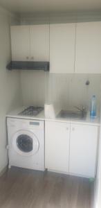 Η κουζίνα ή μικρή κουζίνα στο Kiparissoupoli