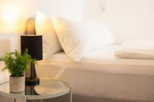 a bedroom with a bed and a table with a plant at Vollausgestattetes Apartment im Herzen Bambergs in Bamberg