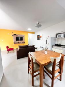 una sala de estar con una mesa y un sofá en DEPARTAMENTOS Del OESTE, en Villa Unión