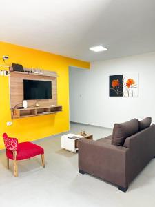 sala de estar con sofá y silla roja en DEPARTAMENTOS Del OESTE, en Villa Unión