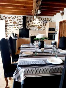 Kuchyň nebo kuchyňský kout v ubytování Gîte ETH ARREYEN avec piscine privée et magnifique vue sur Pyrénées