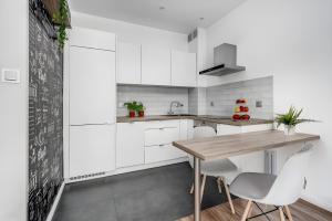 Nhà bếp/bếp nhỏ tại Apartament Poznań Świerczewo, Willa Jodłowa