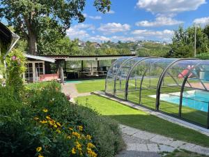 Bazén v ubytování Pino24 Ferienwohnungen nebo v jeho okolí