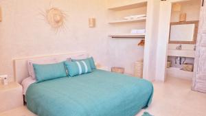Postel nebo postele na pokoji v ubytování Lalla Essaouira, Villa Najma avec piscine pour 15 personnes