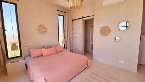 Postel nebo postele na pokoji v ubytování Lalla Essaouira, Villa Najma avec piscine pour 15 personnes
