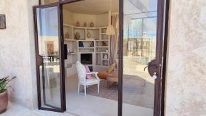 TV a/nebo společenská místnost v ubytování Lalla Essaouira, Villa Najma avec piscine pour 15 personnes
