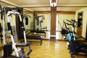 a gym with a bunch of exercise equipment in a room at Finca El Lance Zumacal in Firgas