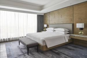 Postel nebo postele na pokoji v ubytování Yogyakarta Marriott Hotel