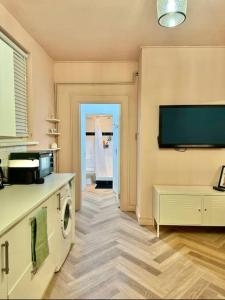 a kitchen with a washer and dryer in a room at The Studio At Athol House in London