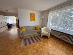 ein Wohnzimmer mit einer Couch und einem Sessel in der Unterkunft Für Handwerker und Gruppen- große Ferienwohnung mit Balkon und Terrasse in Bad Dürrheim