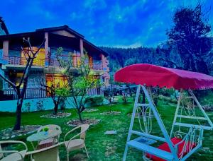 Garður fyrir utan The Manu Emerald # farmHouse # top selling cottage in manali # peaceful heritage cozy stay # lawn with bonfire # most awarded