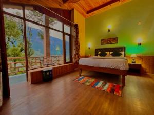 Rúm í herbergi á The Manu Emerald # farmHouse # top selling cottage in manali # peaceful heritage cozy stay # lawn with bonfire # most awarded