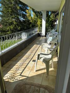 eine Sitzreihe auf einem Balkon in der Unterkunft Für Handwerker und Gruppen- große Ferienwohnung mit Balkon und Terrasse in Bad Dürrheim