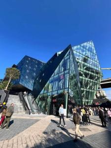 um grupo de pessoas em pé em frente a um edifício de vidro em Studio Emmé neuf indépendant Nice Centre em Nice mais 6 fotografias