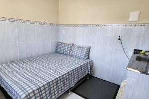 a small room with a bed in the corner at Kitnet alojamento independente in Nova Iguaçu