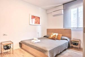 Posteľ alebo postele v izbe v ubytovaní SPACIOUS, SUNNY FLAT BY CITY OF ARTS & SCIENCES
