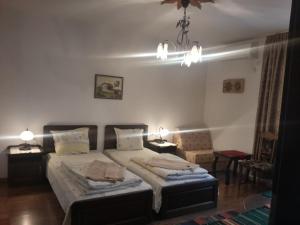 A bed or beds in a room at Keremidchieva Kushta Guest House