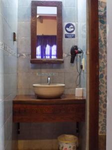un baño con lavabo y espejo en Hostal amancay, en Cafayate