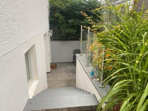 Una escalera al lado de un edificio blanco con plantas. en Garten Eden, en Geisbach