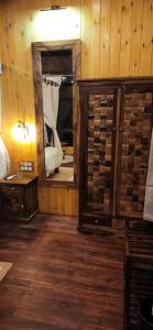 una camera con specchio e un letto in una stanza di Captain's Camp a Sirsi