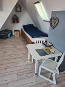 a room with a table and a bed and a desk at Ferienwohnung Schnelzer in Sahlenburg