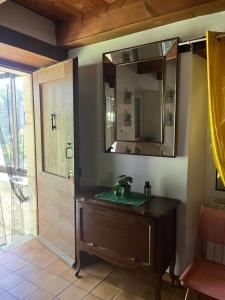 Fotografia z galérie ubytovania Détente en campagne dans le quercy une Chambre lit double et un matelas d appoint une personne dans le salon v destinácii Castelnau-Montratier