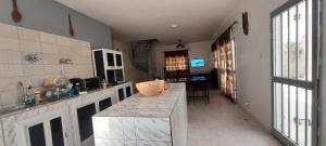 Una cocina con una encimera y una mesa dentro. en Teranga, en Ngaparou