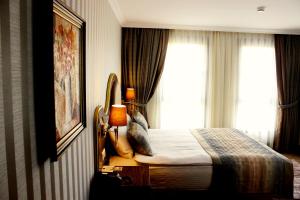 A bed or beds in a room at The Central Hotel