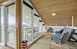 Habitación con balcón con sillas y mesa. en Awesome Home In Thisted With Sauna, en Thisted