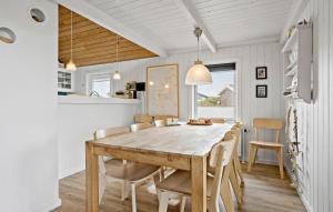 Un comedor con mesa y sillas de madera. en Awesome Home In Thisted With Sauna, en Thisted