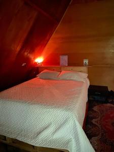 Rúm í herbergi á Cabaña Dapa para parejas