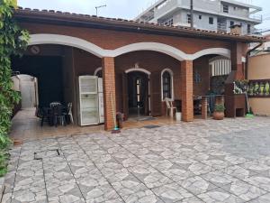 El edificio en el que está la casa vacacional