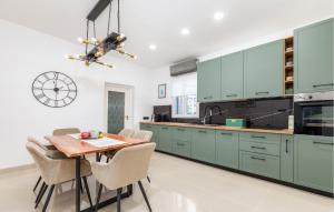 Kuchyň nebo kuchyňský kout v ubytování Lovely Home In Vodnjan