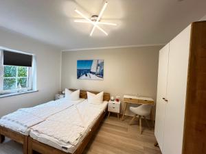 ein Schlafzimmer mit einem Bett und einem Deckenventilator in der Unterkunft Fewo Barth 2 in Barth + 8 Fotos