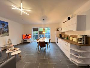 eine Küche mit Tisch und ein Esszimmer in der Unterkunft Fewo Barth 2 in Barth