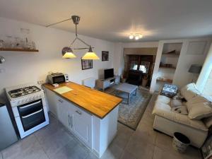 Kuchyň nebo kuchyňský kout v ubytování Courtyard cosy cottage