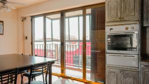 una cucina con tavolo e un balcone di La Chile a Salta