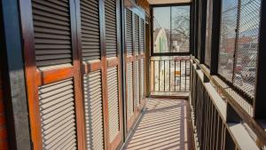 un balcone con persiane in legno e vista su un edificio di La Chile a Salta