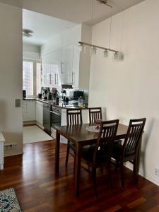 ロヴァニエミにあるCharming condo in the downtownの部屋にテーブルと椅子のあるキッチン