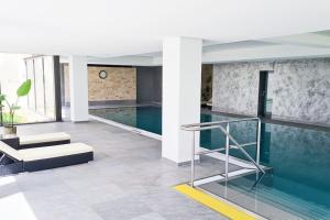 a swimming pool in a building with a glass floor at Le Petit- Niedliches Ferienapartment mit Pool in Schluchsee