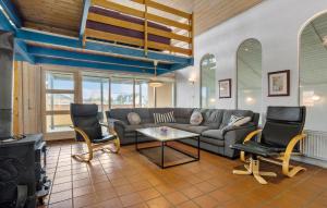 Et opholdsområde på Pet Friendly Home In Thisted With Sauna