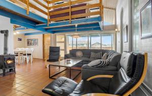 Et opholdsområde på Pet Friendly Home In Thisted With Sauna