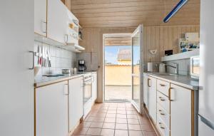 Køkken eller tekøkken på Pet Friendly Home In Thisted With Sauna