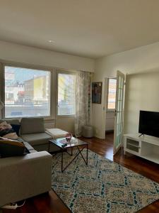 ロヴァニエミにあるCharming condo in the downtownのソファとテーブルのあるリビングルーム