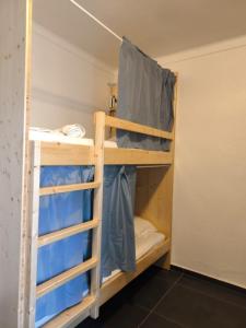 Etagenbett in einem Zimmer mit einer Leiter in der Unterkunft Casa de porto covo 2 in Porto Covo + 15 Fotos