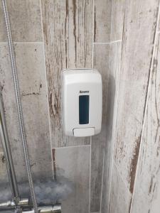 ein Seifenspender an der Wand eines Badezimmers in der Unterkunft Casa de porto covo 2 in Porto Covo