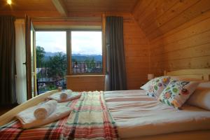 En eller flere senge i et værelse på Domki JAWOR