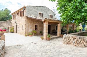 an external view of a stone house with a patio at Can Rovey in Inca